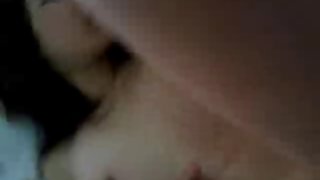 在乳汁裙子dryuchitsya的大乳房小雞與在廚房裡的兩個鎖匠
