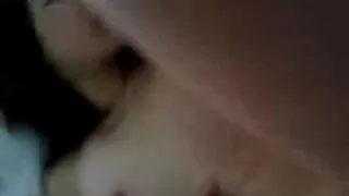 在乳汁裙子dryuchitsya的大乳房小雞與在廚房裡的兩個鎖匠