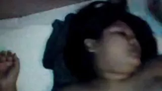 18歲的女同性戀金發女郎熱情地在床上發生性關係