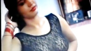 深情的女孩在聊天中與激動的聊天者交談
