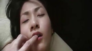 令人愉快的杰奎琳舔她濕潤的陰道