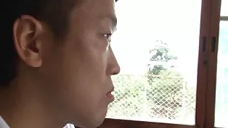 赤裸的女孩曬日光浴，而她的男朋友