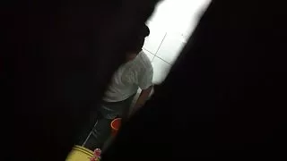 健美運動員統治男人，迫使他舔strapon