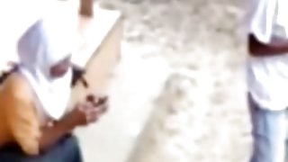 蕾絲內衣的女孩讓自己達到了高潮