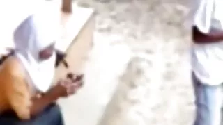 蕾絲內衣的女孩讓自己達到了高潮
