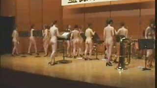 兩個婊子主宰一個沒穿衣服的男人
