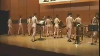 兩個婊子主宰一個沒穿衣服的男人