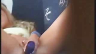 笑的貓愛撫手和得到handjob成員修長的腿