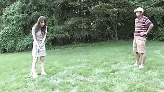 年輕人打算在樹林裡野餐，但有團體性交