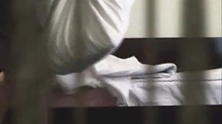 婊子熱情地從第一個人那裡吮吸一個大雞巴