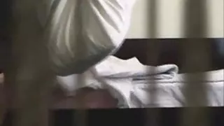 婊子熱情地從第一個人那裡吮吸一個大雞巴
