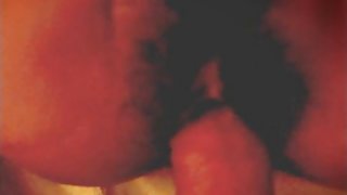 高跟鞋的豐滿女人吮吸了花花公子