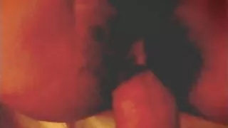 高跟鞋的豐滿女人吮吸了花花公子