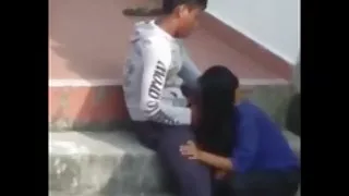 呻吟在熱情的手淫假陽具期間的女孩