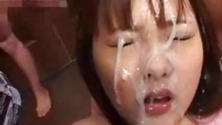 日本年輕女傭正在進行三人性交
