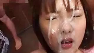 日本年輕女傭正在進行三人性交