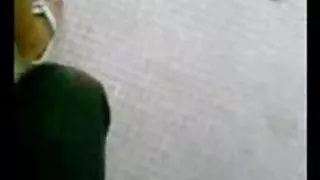 這個女孩張著嘴，大致性交了兩個年輕的黑人