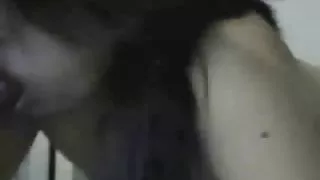 一個男人在床上招待兩位老奶奶
