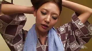 窄眼女性手淫毛茸茸的振動器和性交