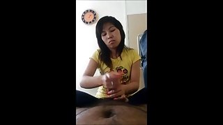 黑色嚴格的情婦強迫一個聽話的奴隸舔她濕的陰部