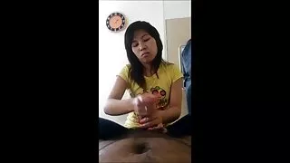 黑色嚴格的情婦強迫一個聽話的奴隸舔她濕的陰部
