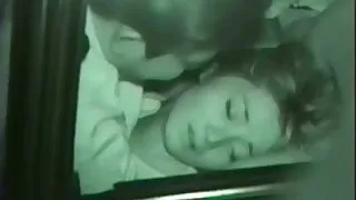 紋身的色情模特在鑄造時熱情地吸吮公雞
