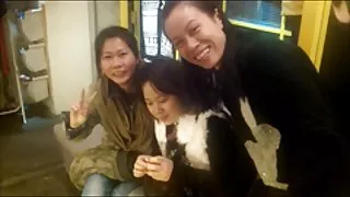 在一個裸體海灘上放鬆的假期被墮落的女同性戀者的外表所打斷