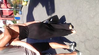 女孩亂搞金錢在一個被放棄的房子裡