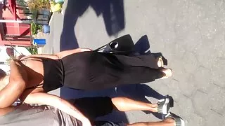 女孩亂搞金錢在一個被放棄的房子裡