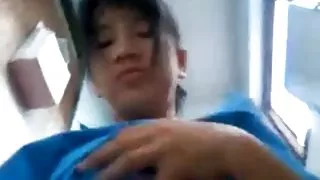 穿格仔裙子的小女孩一下子送了兩個傢伙。