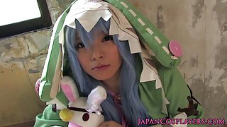 藍綠色頭髮的女孩在聊天中抽搐