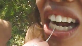 經驗豐富的口交吸了一個農民的大雞巴