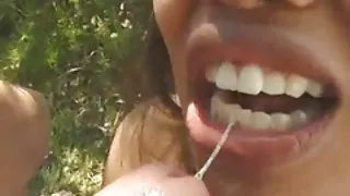 經驗豐富的口交吸了一個農民的大雞巴