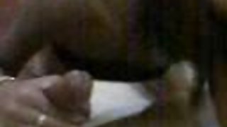 緊身胸衣和長襪的女士戴上面具，和一個男人性交