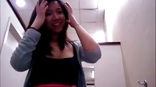 在浴室關閉Jasmine決定靜靜地手淫