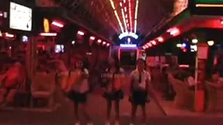 Roxy舔著他容易接觸的朋友的陰蒂