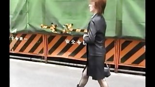 18歲的安雅開發了她的屁股，並且第一次性交她