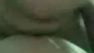 兩隻小雞和一個男人表現出色