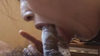 肌肉男讓一個平坦的凱瑟琳圍成一圈