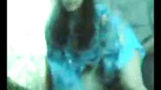 瘦的網絡攝像頭模型在色情聊天愛撫貓在觀眾面前