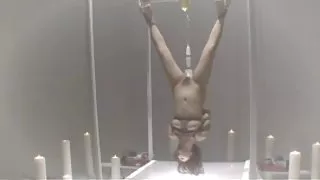曬黑的女同性戀者在玩台球後手淫並舔他們的帽子