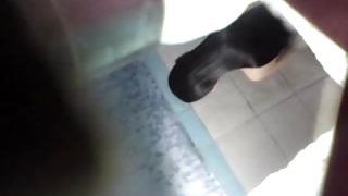 學生在桌面上舔了一位年輕的老師
