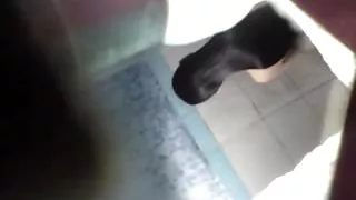學生在桌面上舔了一位年輕的老師