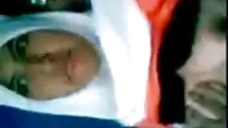 微型金發碧眼的女人在早晨riser人坐下