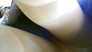 亞洲奴隸在皮帶上完全服從嚴格的主人