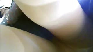 亞洲奴隸在皮帶上完全服從嚴格的主人