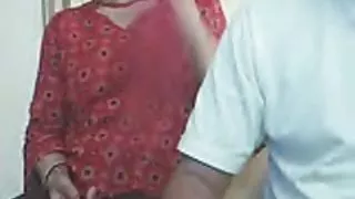 兒子的陰莖強烈讓媽媽帶著大胸部
