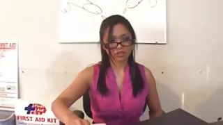 女主人在奴隸的陰莖上踩腳