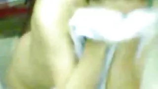 體育金發女郎自信地在一輛固定的自行車上抽搐