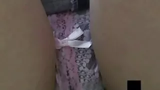 年輕的chika蹲在爺爺的大公雞上。